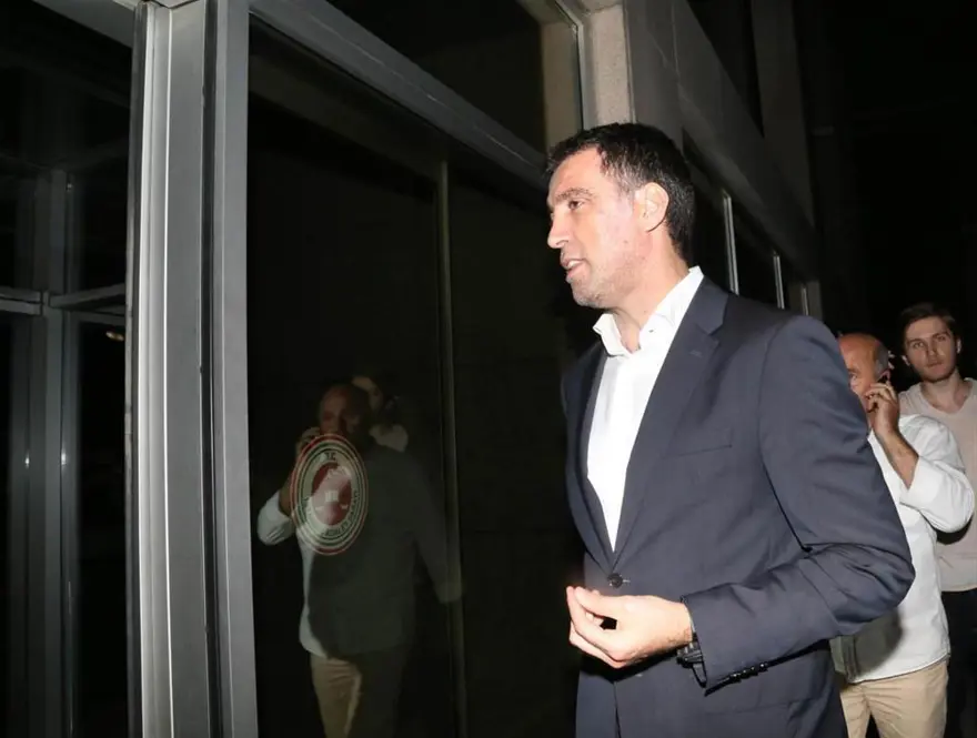 Hakan Şükür destek için adliye önünde 6