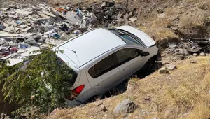Elazığ’da otomobil şarampole uçtu: 3 yaralı