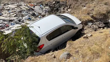 Elazığ’da otomobil şarampole uçtu: 3 yaralı