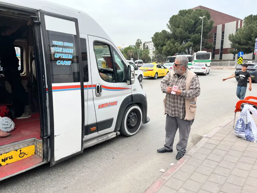 Kemik erimesi nedeniyle zor günler geçiriyor: Bozuk paracılığı mesleği yaptı 1 Kemik erimesi nedeniyle zor günler geçiriyor: Bozuk paracılığı mesleği yaptı 1