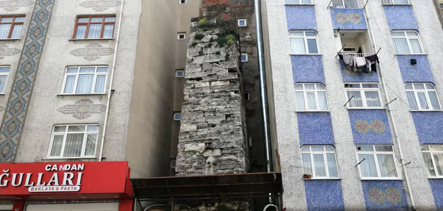 Tarihi su terazisinin binaların arasında kalmasına tarihçiler tepki gösterdi 2 Tarihi su terazisinin binaların arasında kalmasına tarihçiler tepki gösterdi 2
