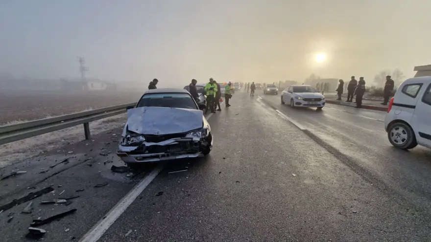 Karaman'da 13 araç birbirine girdi: 1'i ağır 7 yaralı 1