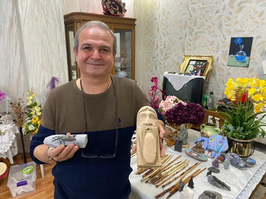 34 yıl önce meyve bıçağıyla hobi olarak başladı: Doğadan taş ve odun parçalarını toplayarak dönüştürüyor 1 34 yıl önce meyve bıçağıyla hobi olarak başladı: Doğadan taş ve odun parçalarını toplayarak dönüştürüyor 1