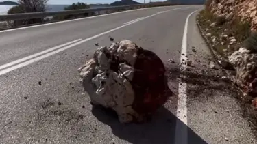 Kaş'ta yağış sonrası yamaçtan kayalar düştü