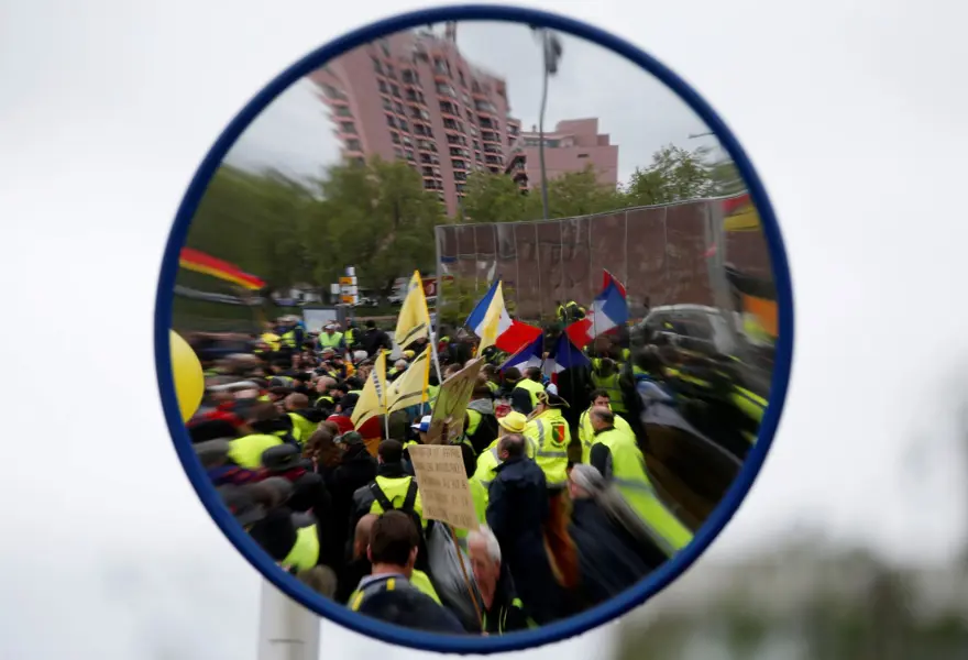 Sarı yelekliler, gösterilerin 24. haftasında sokaklarda 4 Sarı yelekliler, gösterilerin 24. haftasında sokaklarda 4