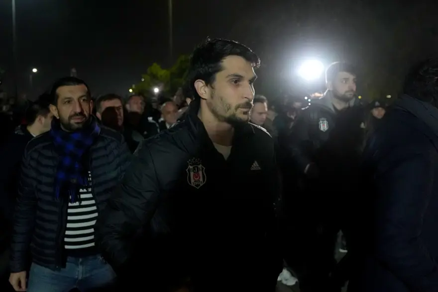 Havalimanında protesto: Beşiktaş taraftarından takıma büyük tepki 6