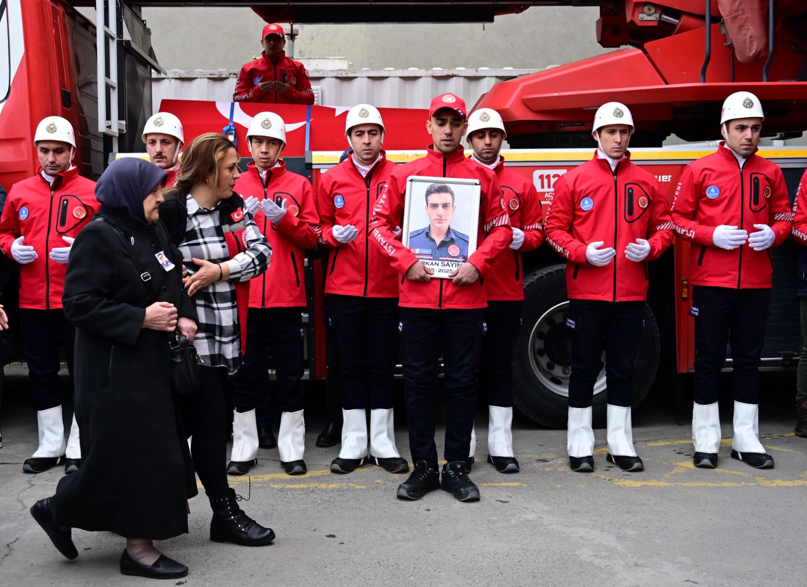 Şehit düşen itfaiye eri için tören