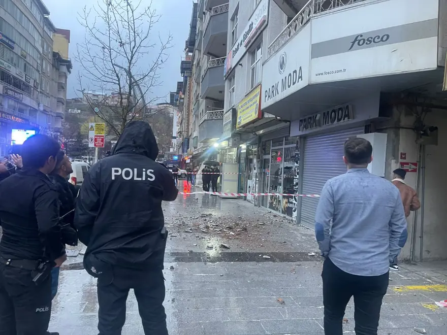 Kaldırımda yürürkenağır yaralandı: Genç adam yaşam savaşı veriyor 