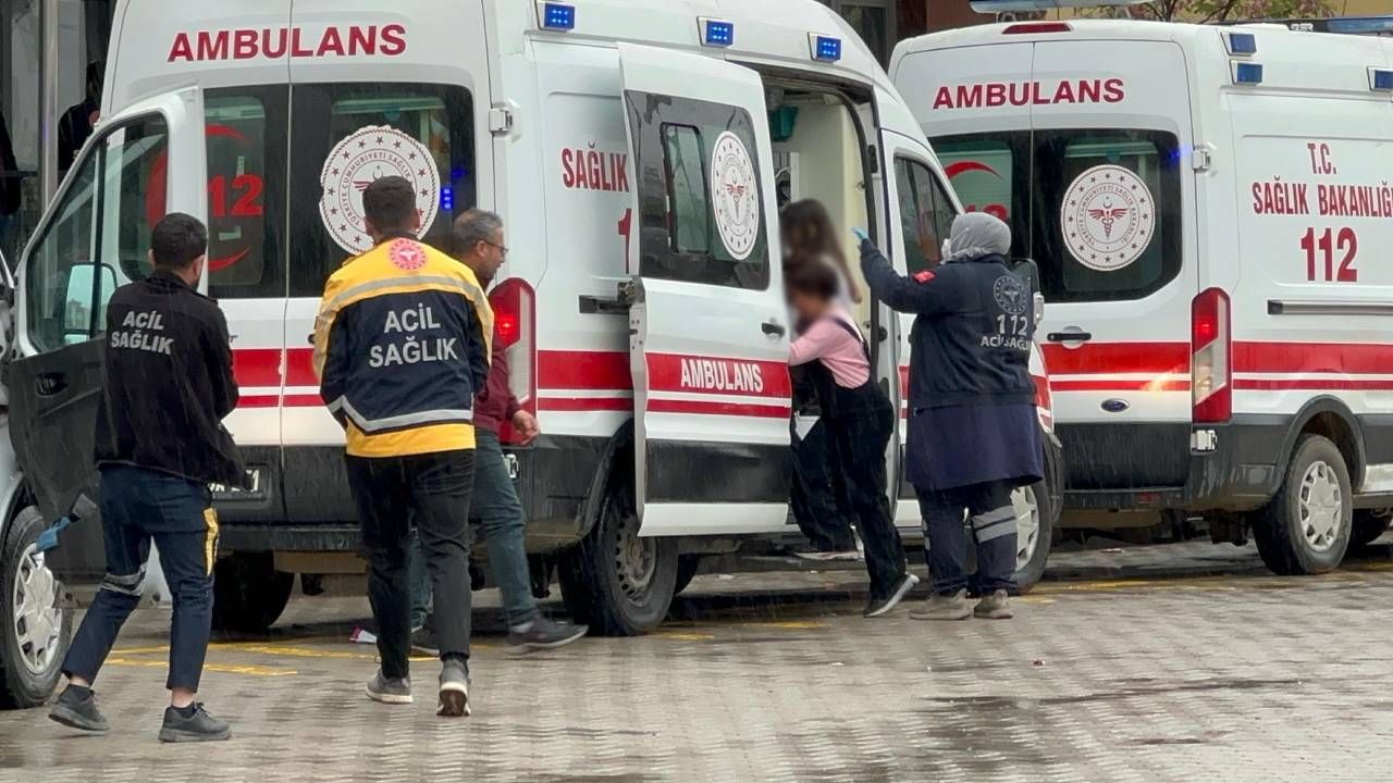 Okul önünde bir kişi şeker dağıttı,15 öğrenci zehirlendi