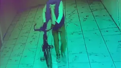 Apartmandan bisikleti çalıp kaçtı