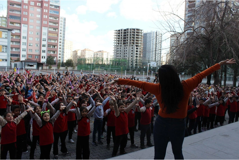 Kayseri'de öğrencilerin eğlenceli güne başlama ritüeli