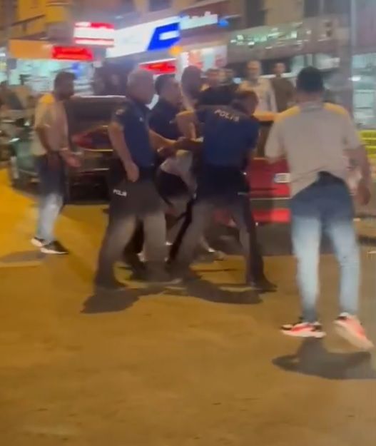 Ellerinde kesici aletlerle ambulansa saldırdılar