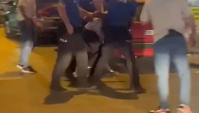 Ellerinde kesici aletlerle ambulansa saldırdılar