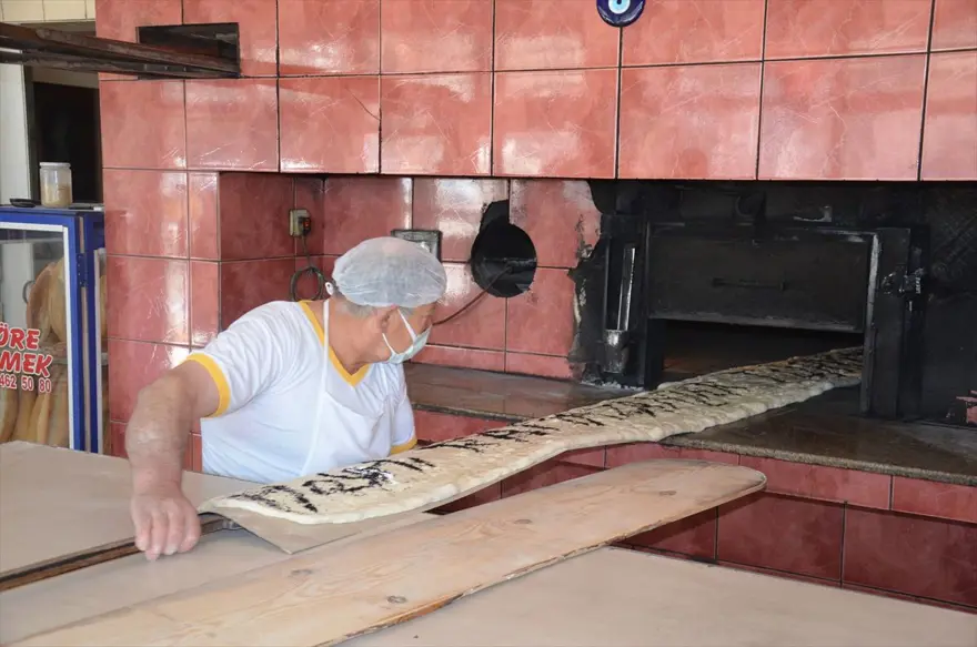 Manisa'da 4 metre uzunluğunda pide üretildi 