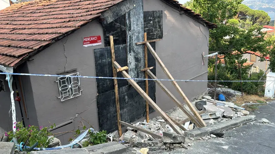 Sarıyer Belediyesi'nin su tankeri gecekonduya girdi: Ev sakinleri yaşadıkları dehşeti anlattı 4 Sarıyer Belediyesi'nin su tankeri gecekonduya girdi: Ev sakinleri yaşadıkları dehşeti anlattı 4