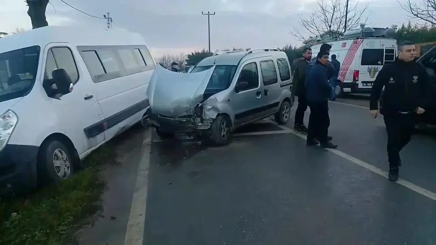 Silivri’dekaza içinde kaza! Yolcu minibüsü devrildi: 10 yaralı 3 Silivri’dekaza içinde kaza! Yolcu minibüsü devrildi: 10 yaralı 3