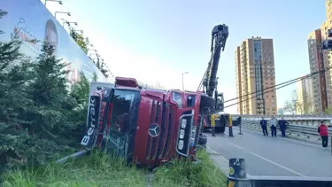 Ataşehir'de sebze yüklü kamyon virajı alamayarak yan yattı