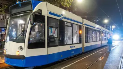 Amsterdam'da olaylı gece: Tramvaya havai fişek atıldı