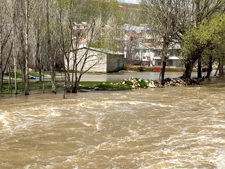 Bayburt'ta sağanak yağış: Dere taştı, köy su altında kaldı 4