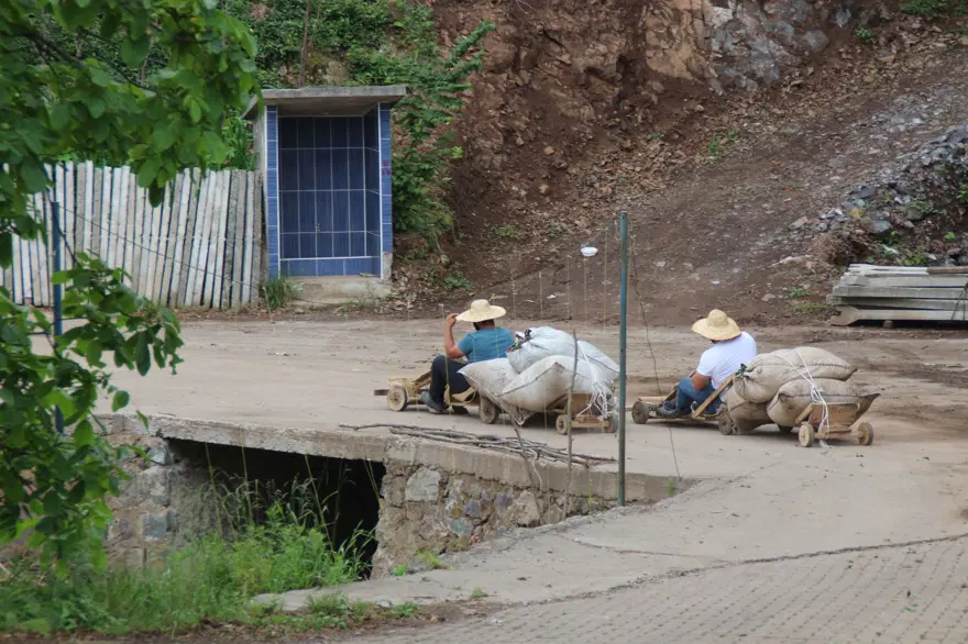 'Formulaz'a çay taşıyarak hazırlanıyorlar 10