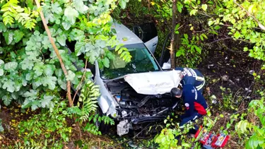 Kontrolden çıkan otomobil bahçeye devrildi: Dört yaralı