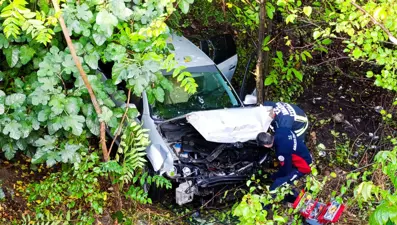 Kontrolden çıkan otomobil bahçeye devrildi: Dört yaralı