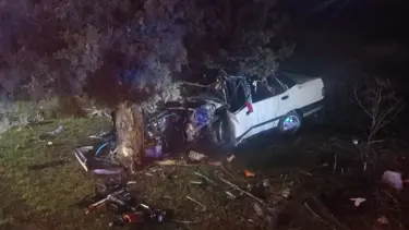 Otomobil yol kenarındaki ağaca çarptı: 1 ölü