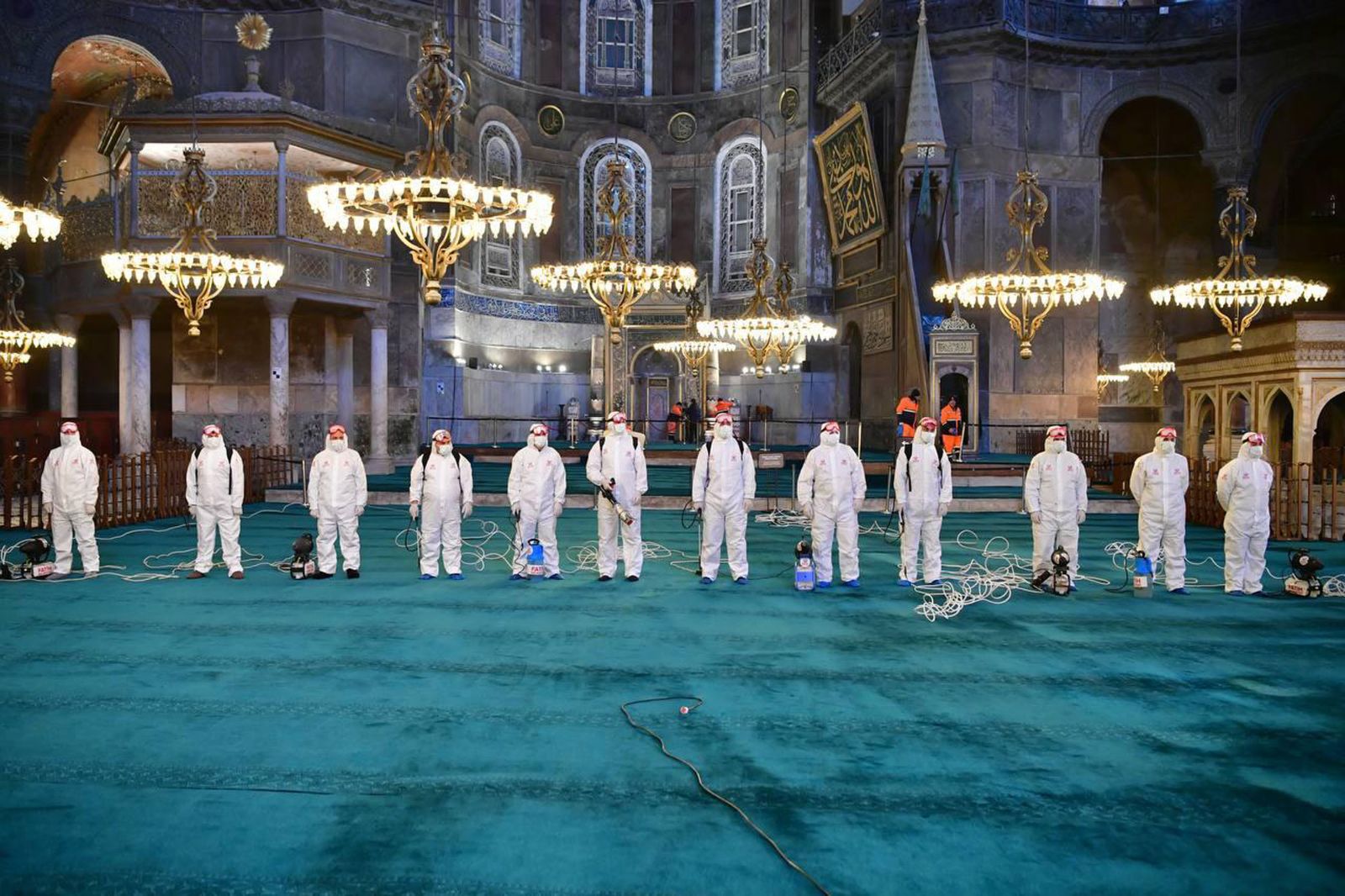 Ayasofya Camisi gül suyu yıkandı