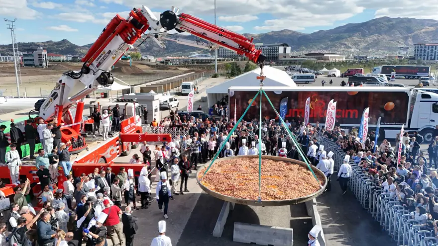 Dev tavada 30 şef pişirdi: Afyon'da yapılan sucuklu yumurta Guinness'e girdi 2 Dev tavada 30 şef pişirdi: Afyon'da yapılan sucuklu yumurta Guinness'e girdi 2