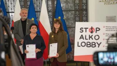 Polonya'da Sol Parti'den ülke çapında alkol yasağı önerisi: "Çevreyi kirletiyorlar"