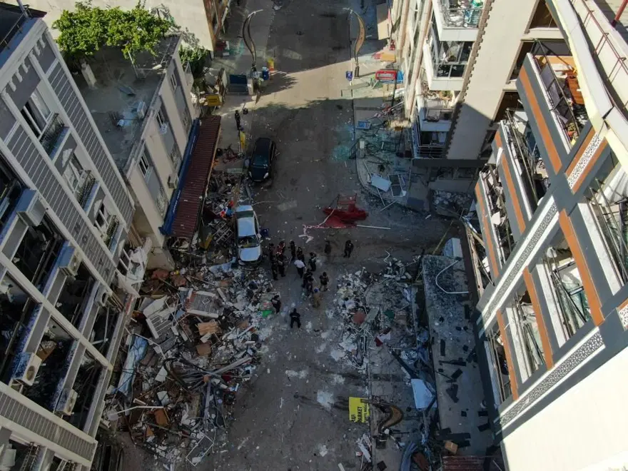 İzmir Torbalı’da patlama sonrası hasar tespit çalışmalarıbaşladı 12
