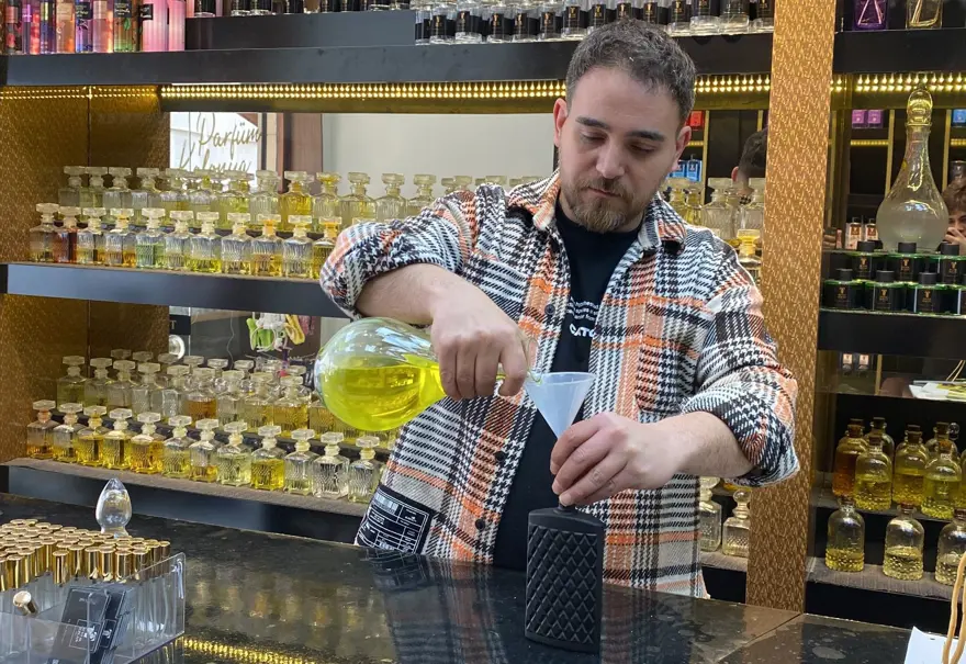 Çeşit çeşit şeker ve kolonyalar tezgahta 2