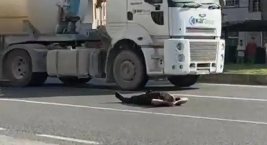 Yolun ortasına yattı, trafiği tehlikeye attı 