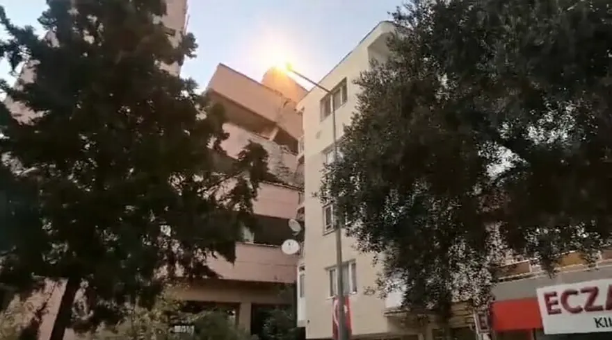 İzmir'de okul binası, yıkımı sırasında yan yattı 7