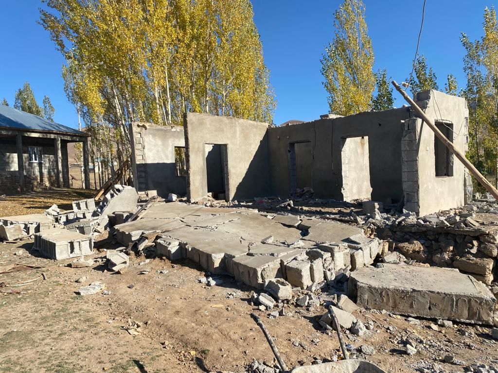 Van'da kullanılmayan evini yıkan kişi duvarın altında kalarak öldü