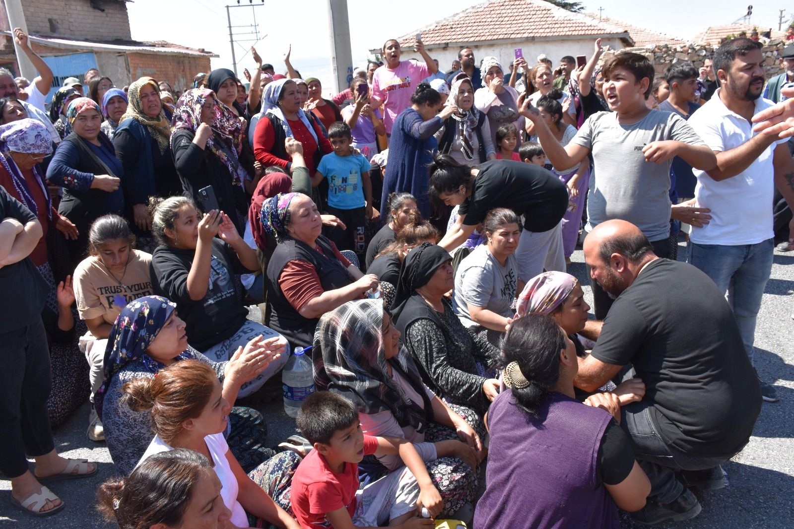 Yolu kapatıp üst geçit ve bariyer istediler