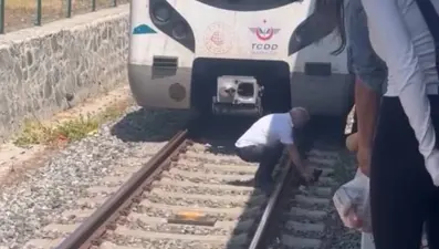 Raylardaki kediyi fark etti, Marmaray'ı durdurdu: Makinistten alkışlanan hareket