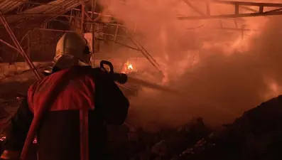 Çiftlik alevlere teslim oldu, ekipler sabaha kadar alevlerlemücadele etti