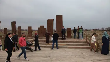Ahlat Selçuklu Meydan Mezarlığı'na bayramda yoğun ilgi