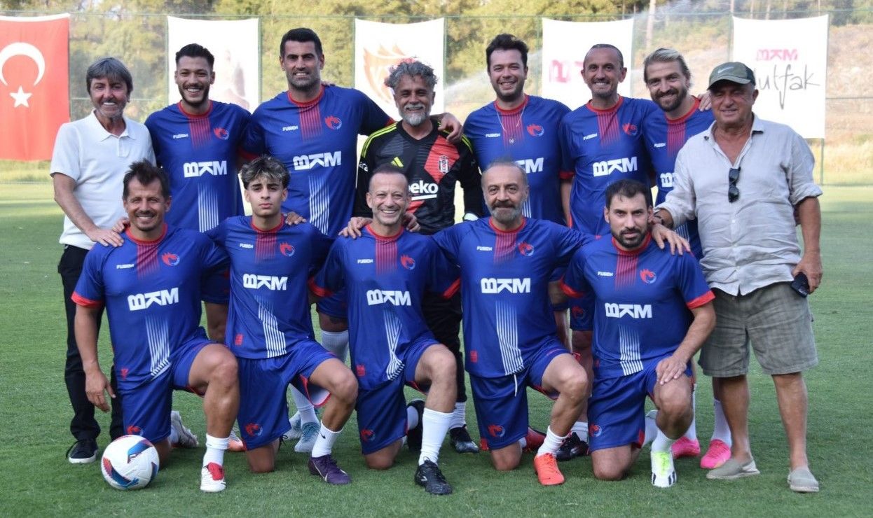 Futbol sahasında yıldızlar geçidi: Fatih Terim, Rıdvan Dilmen, Kıvanç Tatlıtuğ, Emre Belözoğlu