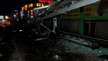 Otomobil durağa daldı, ağaç faciayı engelledi: 1 yaralı