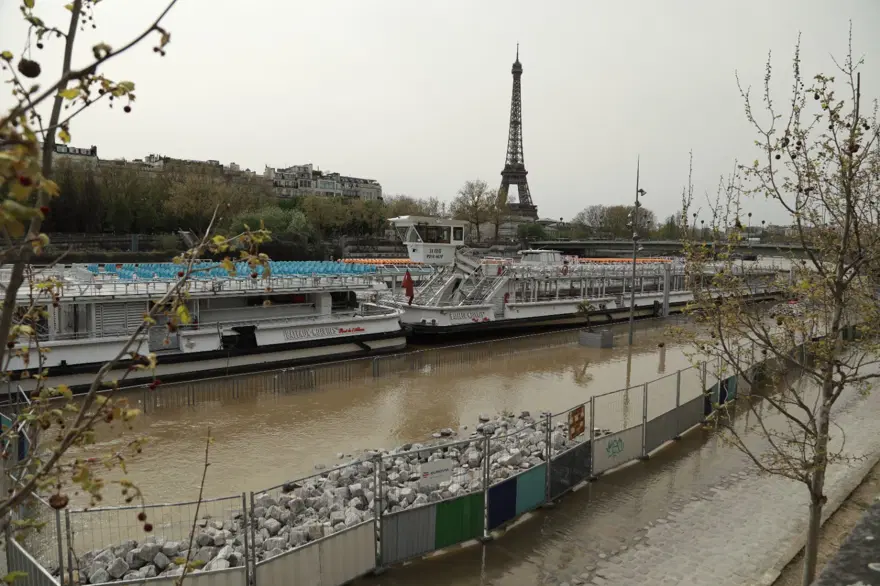 Paris'te Seine Nehri yükseldi 6