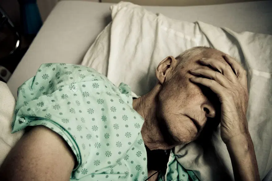 Doktorlar 2 belirtiyi ciddiye almadı: 10 hafta içinde en ölümcül kanserden öldü 4