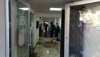 İstinat duvarı yıkıldı, belediye binasını su bastı