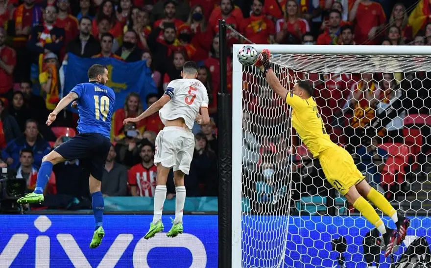 EURO 2020'nin en iyi oyuncusu Donnarumma 4