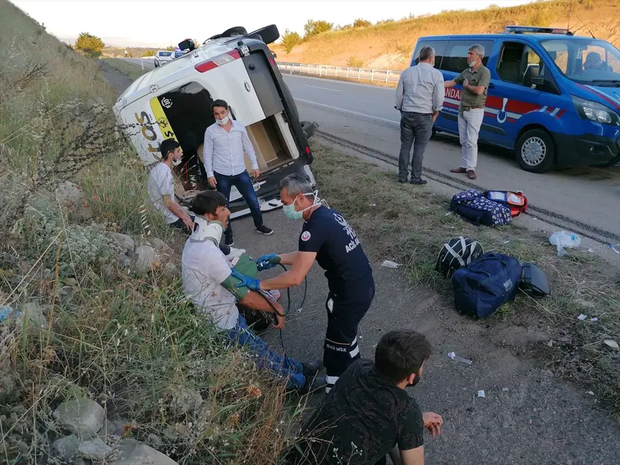 Tokat'ta yolcu minibüsü devrildi: 16 yaralı 2 Tokat'ta yolcu minibüsü devrildi: 16 yaralı 2