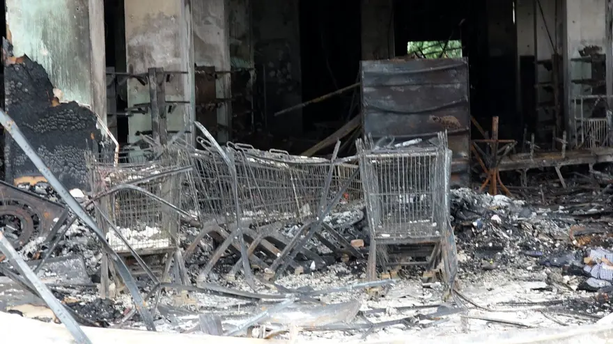 15 saat boyunca yandı: Trabzon'da altı katlı AVM küle döndü 15 saat boyunca yandı: Trabzon'da altı katlı AVM küle döndü