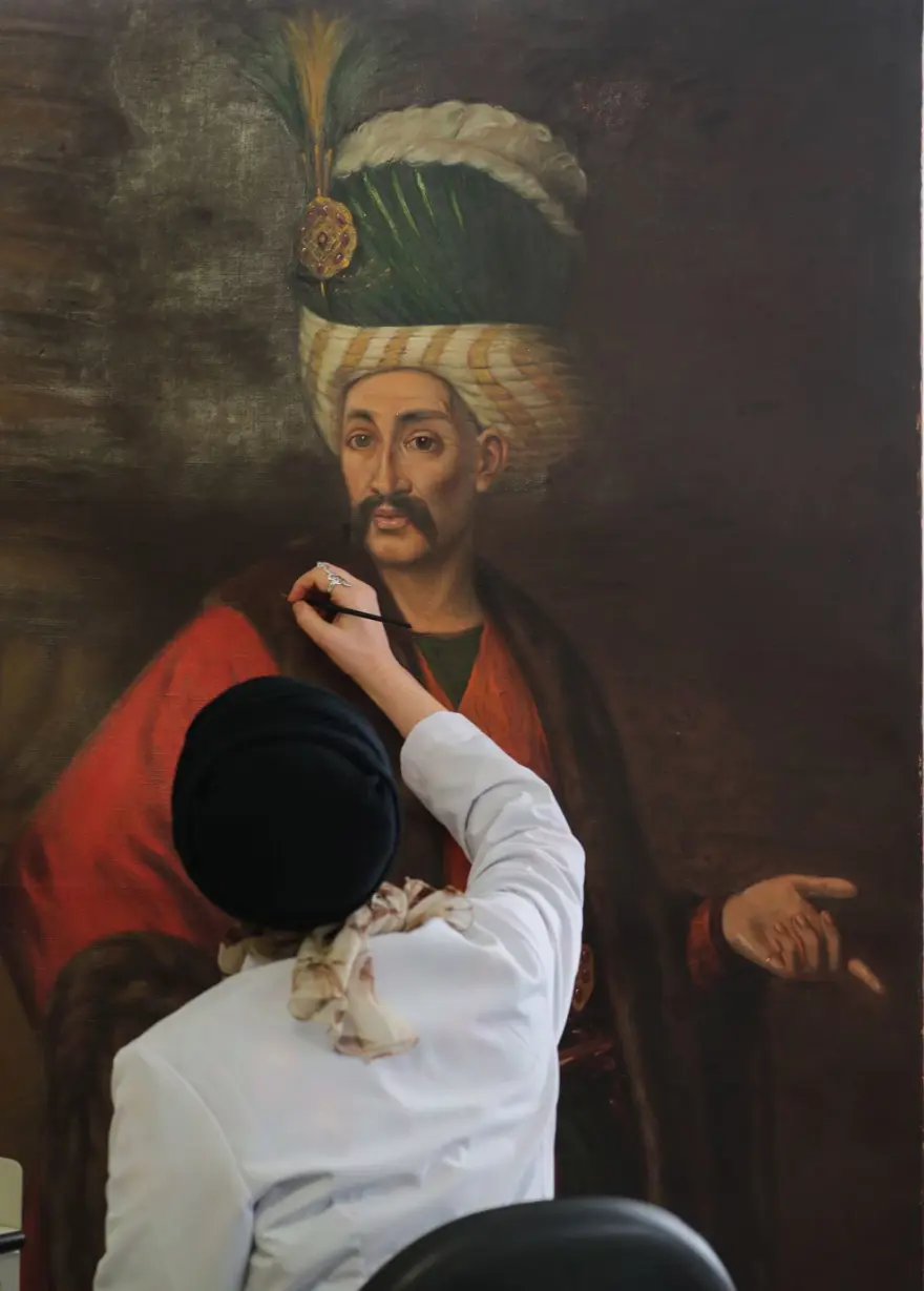 Topkapı Sarayı'nın deposundaki tablolara bakım 7