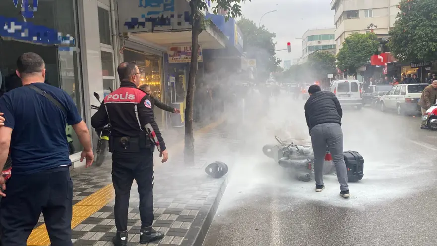 Sürekli arızalanan yeni motosikletini bayi önünde benzin döküp yaktı 3