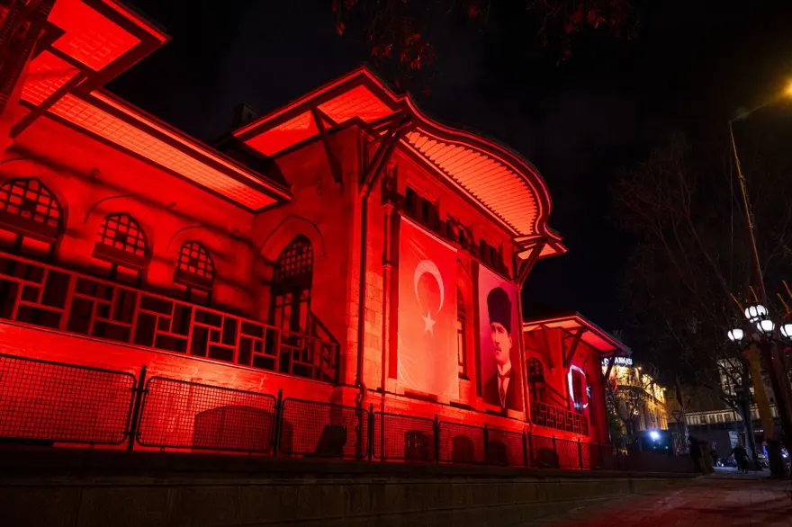 Birinci Meclis Binası ve Atatürk Cumhuriyet Kulesi Türk bayrağı renklerine büründü 5